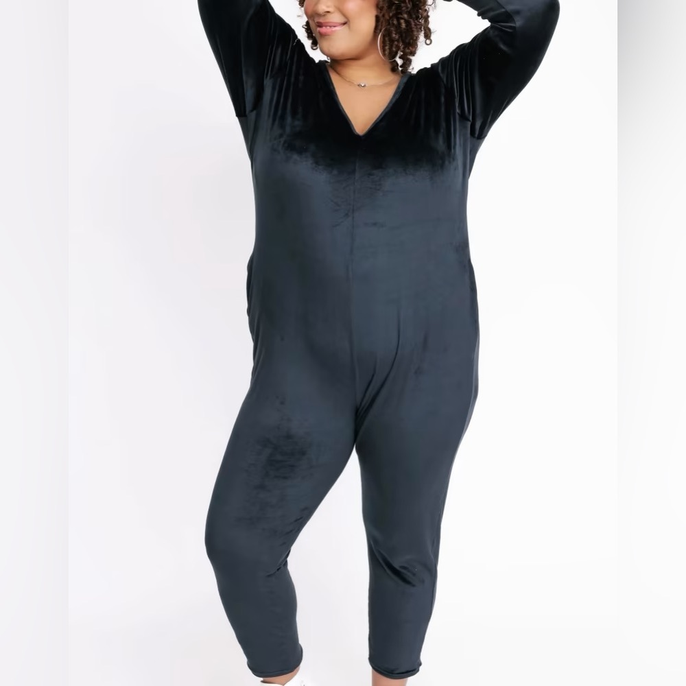 🆕🖤NEW SMASH + TESS VELOUR ROMPER 🖤🆕 - Picture 4 of 10